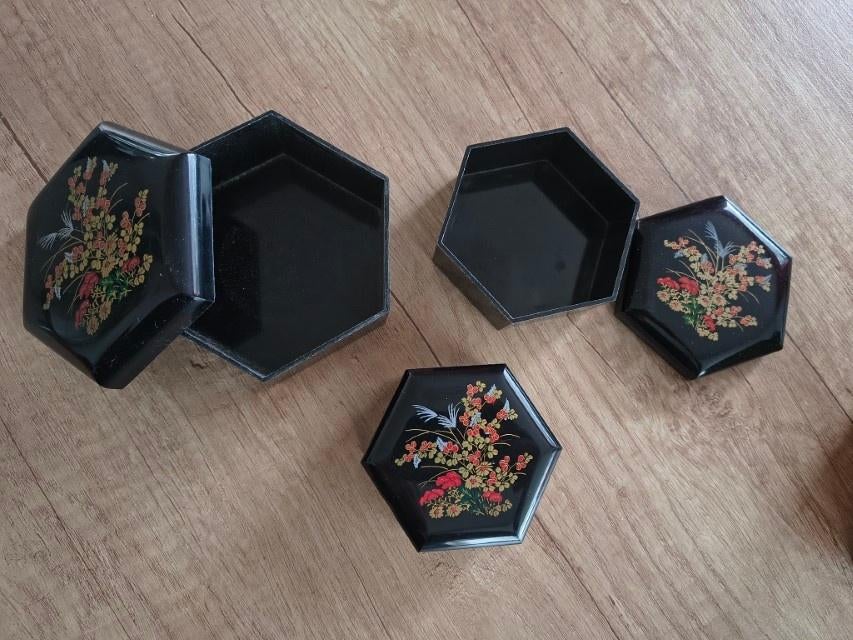 * Zwarte bloemen matroesjka doosjes 3 delig jaren 80 *, Verzenden