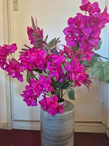 Mooie kunstbloemen. beschikbaar voor biedingen