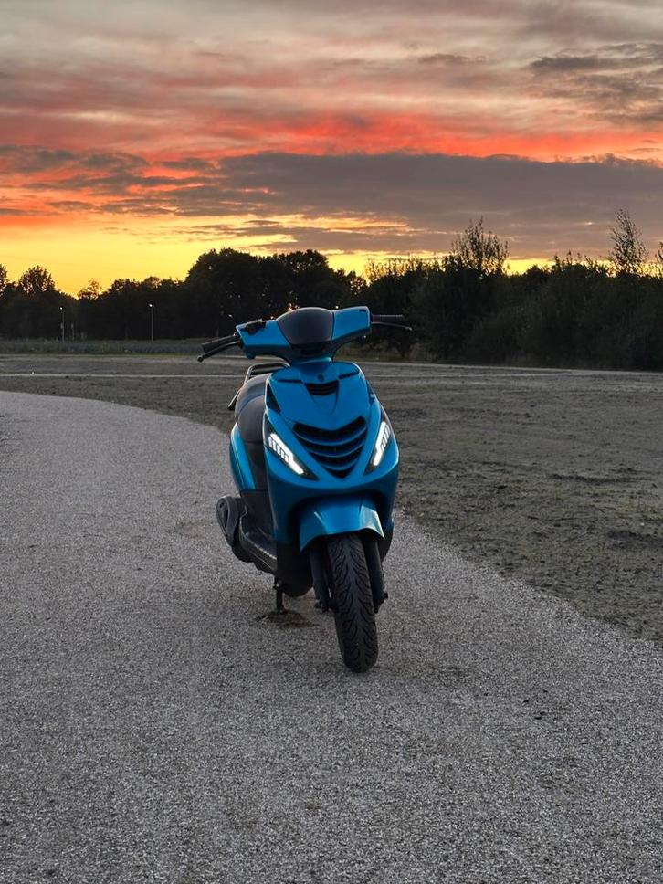 Zip 4t 50cc fast, Fietsen en Brommers, Scooters | Piaggio, Gebruikt, Zip, Benzine, Ophalen