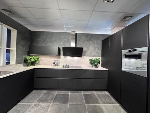 Showroom keuken €15900, Huis en Inrichting, Keuken | Complete keukens, Nieuw, U-keuken, Zwart, Kunststof, Greeploos, Ophalen