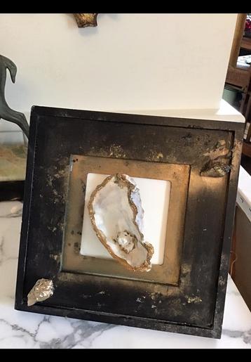 Een schilderij in reliëf met een échte Zeeuwse oester schelp beschikbaar voor biedingen