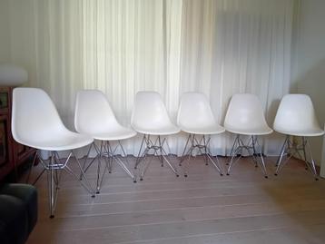 6 Eames eetkamerstoelen (replica) beschikbaar voor biedingen