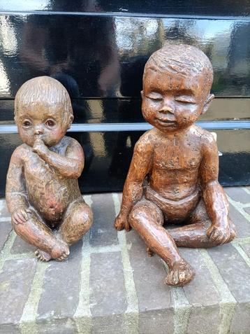 2 polystone kinder beelden. Vintage. Met inscriptie.