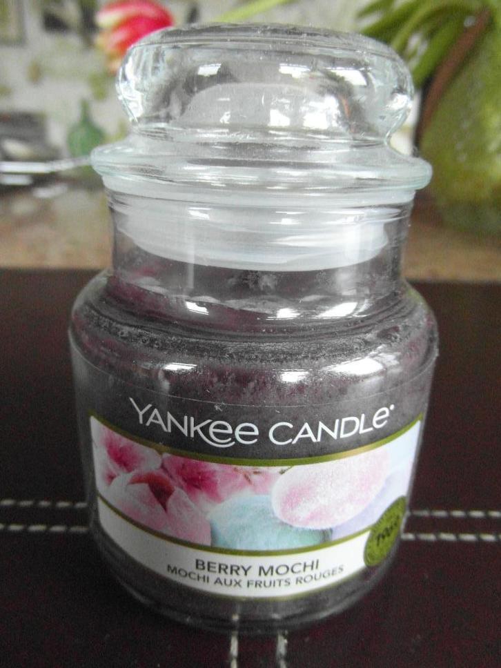YANKEE CANDLE Geurkaars  "BERRY MOCHI"  Small Jar, Huis en Inrichting, Woonaccessoires | Kandelaars en Kaarsen, Nieuw, Kaars, Minder dan 25 cm