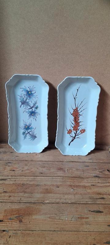Twee vintage schaaltjes met bloemmotief beschikbaar voor biedingen