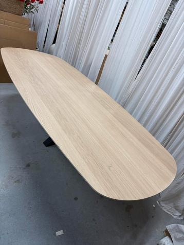 260 x 110 cm licht eiken eettafel beschikbaar voor biedingen
