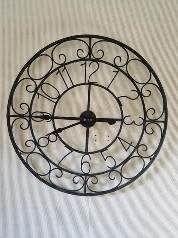 Grote zwarte metalen design klok goed afleesbaar + brocante. beschikbaar voor biedingen