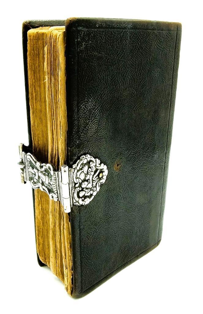 18e Eeuwse Bijbel met zilveren slot, H.R. Brouwer, Harlingen, Antiek en Kunst, Antiek | Goud en Zilver, Zilver, Verzenden