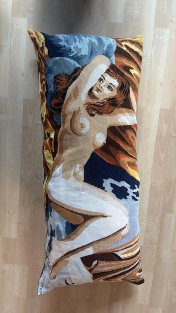Vintage Groot Kussen met Borduurwerk vrouw beschikbaar voor biedingen