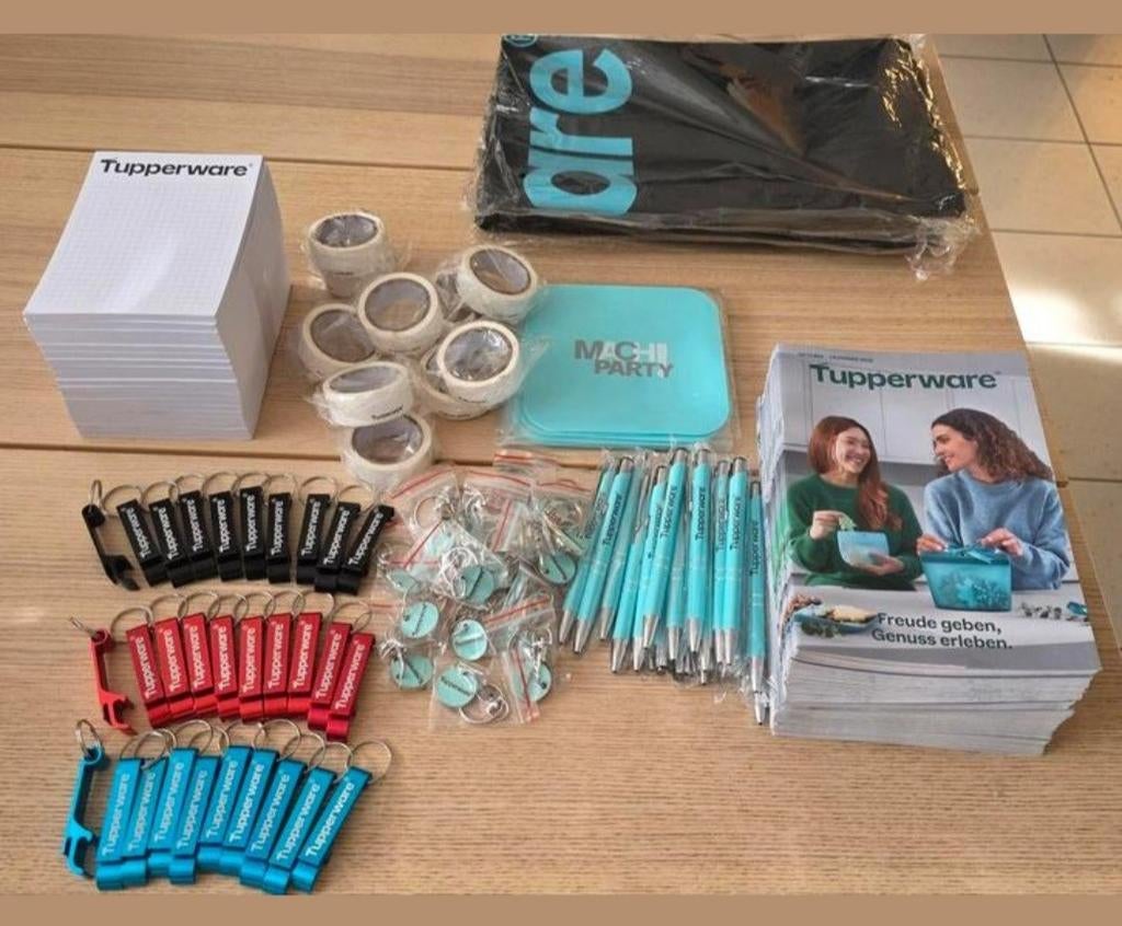 TUPPERWARE Gadgets-sleutelhangers-pen-schrijfblok-tafelkleed, Ophalen of Verzenden