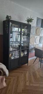 Woood Ronja XL Zwart Vitrinekast - Nieuwstaat, Huis en Inrichting, Kasten | Vitrinekasten, Ophalen, 100 tot 150 cm, Zo goed als nieuw
