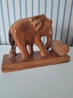 Houten olifant met boomstam op plato
helaas zonder slagtande, Ophalen of Verzenden