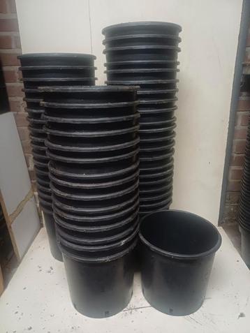 Kweekpotten 24 cm beschikbaar voor biedingen