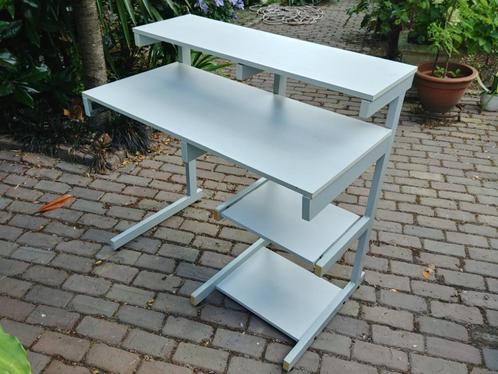Computer/studietafel, Huis en Inrichting, Bureaus, Zo goed als nieuw, Bureau, Met wielen, Ophalen