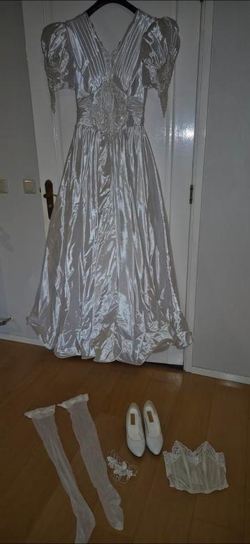 Trouwjurk met haardecoratie, bustiertop, kousen en schoenen beschikbaar voor biedingen