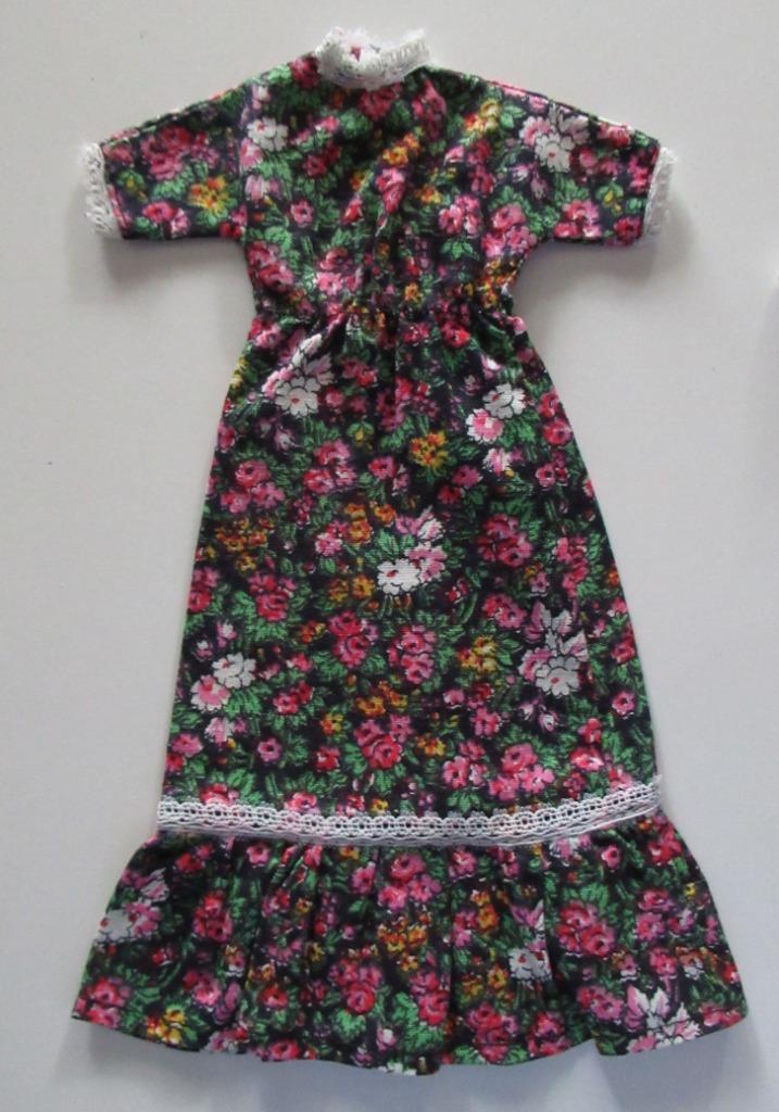 Barbie jurkje 1, Verzamelen, Poppen, Zo goed als nieuw, Kleertjes, Ophalen