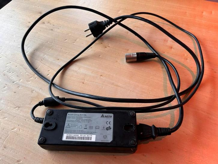 Lader Sparta / Batavus / Koga 4 pins PMU3 36V, Fietsen en Brommers, Fietsaccessoires | Fietsaccu's, Zo goed als nieuw, Ophalen of Verzenden