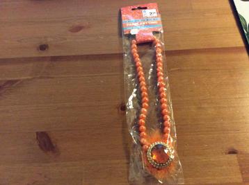 Oranje "parelketting met Broche" van AH. Nieuw beschikbaar voor biedingen