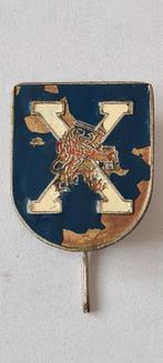 Nederlands Indië,  metalen pet embleem X-brigade, Verzamelen, Embleem of Badge, Nederland, Ophalen of Verzenden, Landmacht