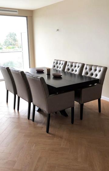 Eetstoelen beschikbaar voor biedingen