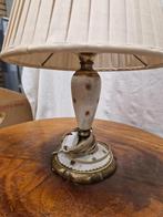 Vintage tafellamp met stoffen kap | Klassiek model, Huis en Inrichting, Lampen | Lampenkappen, Gebruikt, Crème, Ophalen of Verzenden