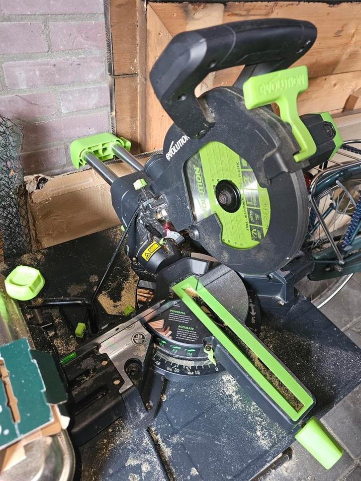 Evolution Verstekzaag F210mss 210mm, Doe-het-zelf en Verbouw, Gereedschap | Zaagmachines, Zo goed als nieuw, Afkortzaag, 1200 watt of meer