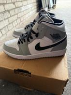 Jordan 1 Mid light smoke grey, Overige kleuren, Verzenden, Nike, Nieuw