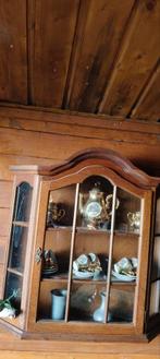 Klein porseleinen kastje met glazen deuren en klein gaatje k, Huis en Inrichting, Kasten | Vitrinekasten, Ophalen, Minder dan 50 cm