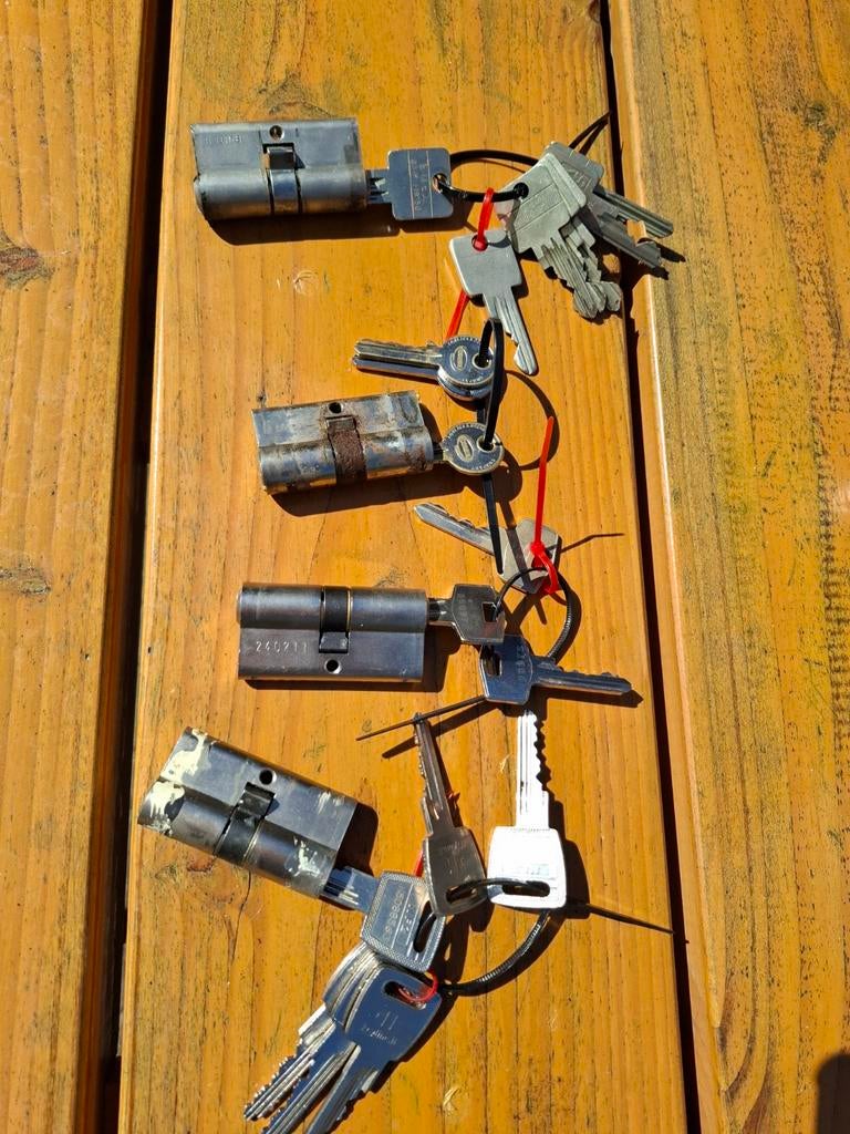 Cilindersloten compleet met sleutels, Ophalen