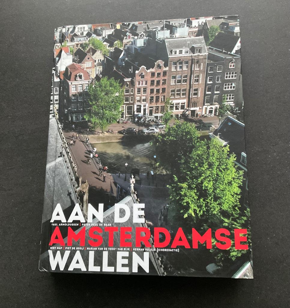 Aan de Amsterdamse wallen geschiedenis Amsterdam boek, Ophalen of Verzenden, 20e eeuw of later, Nieuw