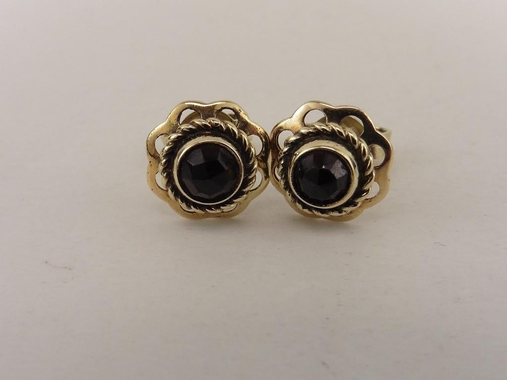 Gouden oorknopjes met granaat                            G51, Gebruikt, ., Ophalen of Verzenden, .