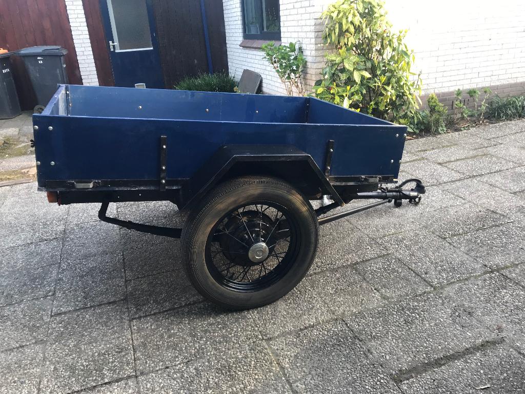 Oldtimer aanhanger van achteras van een A Ford, Ophalen