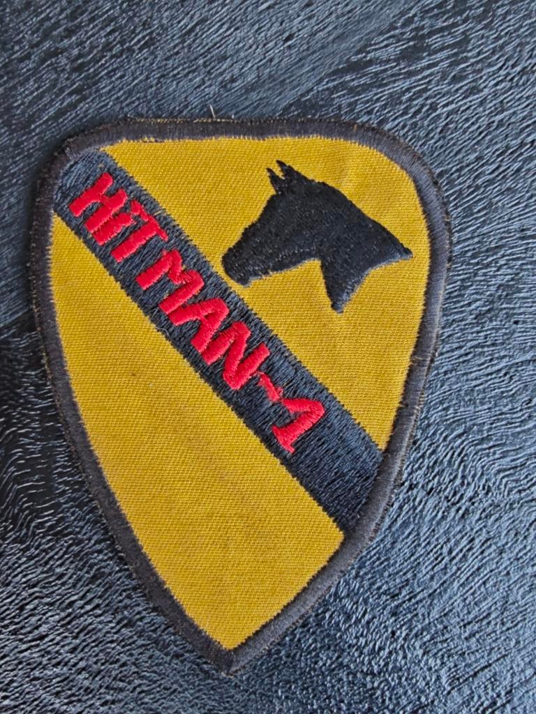 Patch 1st Cavalry Division Hitman-1  Vietnam periode, Verzamelen, Ophalen of Verzenden, Landmacht, Amerika, Embleem of Badge