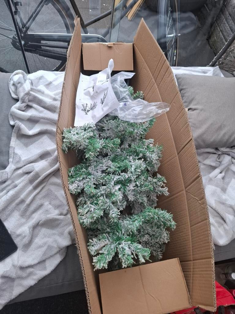 Kerstboom voor tegen muur. GRATIS., Diversen, Ophalen