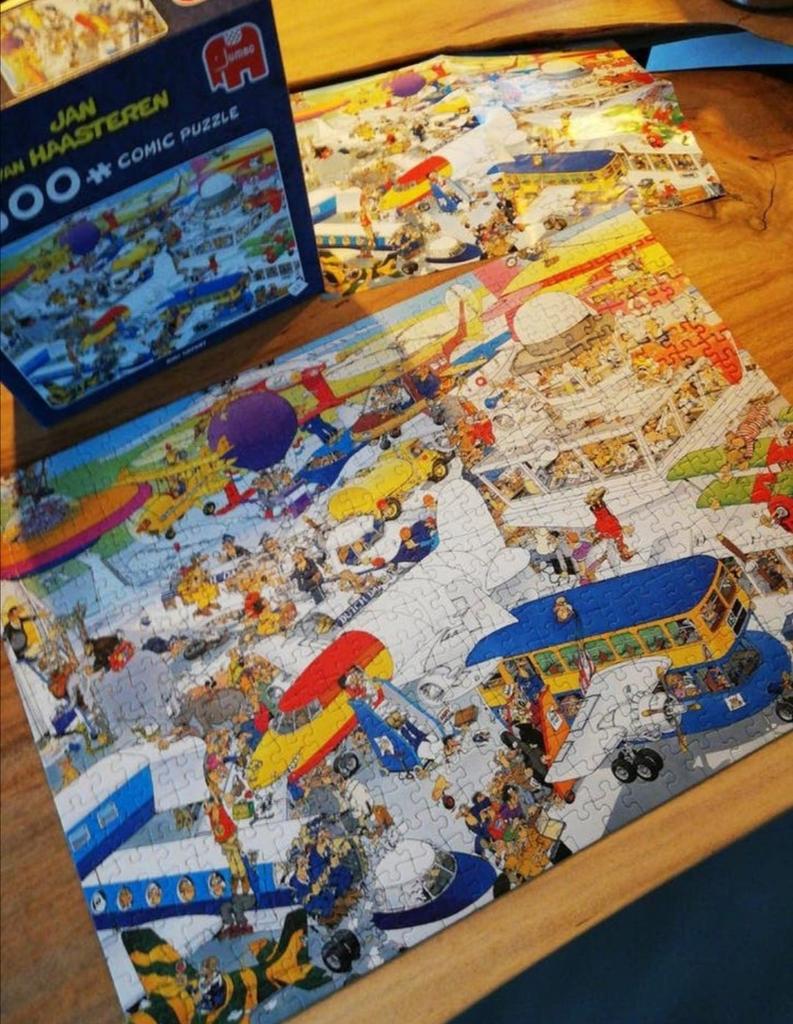 Van Haasteren puzzel Busy airport, Hobby en Vrije tijd, Denksport en Puzzels, Ophalen of Verzenden, 500 t/m 1500 stukjes, Zo goed als nieuw