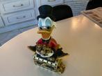 Dagobert Duck beeldje met schatkist hoogte 29 cm, Verzamelen, Ophalen, Donald Duck, Zo goed als nieuw, Beeldje of Figuurtje