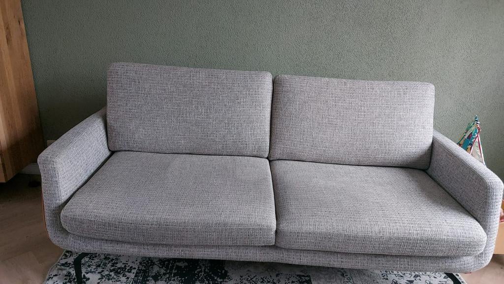 Stoffen bank grijs/beige met hout 2 m breed, 90cm diep, Huis en Inrichting, Banken | Bankstellen, Ophalen, Gebruikt, Tweepersoons