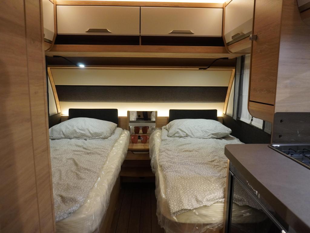 Knaus Sudwind Black Selection 460 EU ENKELE BEDDEN, Caravans en Kamperen, Overige typen, 5 tot 6 meter, Knaus, Schokbreker