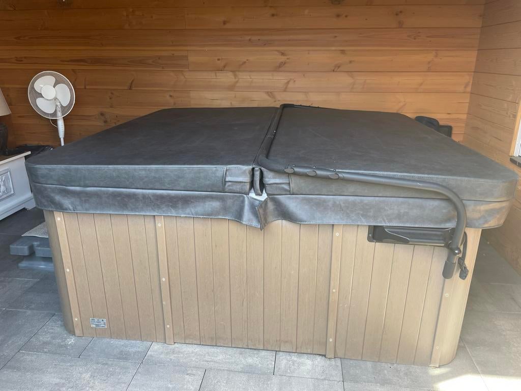 Jacuzzi met ingebouwde boxen - Zo goed als nieuw, Ophalen, Trap, Zo goed als nieuw, Inbouw