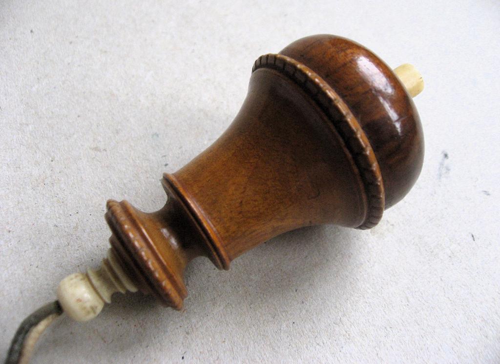 Antieke drukschakelaar, gedraaid hout met been knoppen, Antiek en Kunst, Ophalen of Verzenden