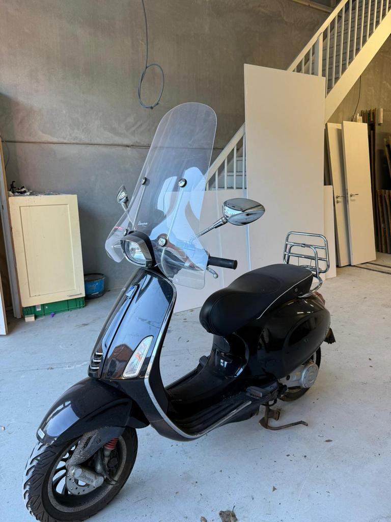 Vespa Sprint - zwart hoogglans - 2018, Fietsen en Brommers, Scooters | Vespa, Ophalen, Maximaal 45 km/u, Vespa S, Zo goed als nieuw
