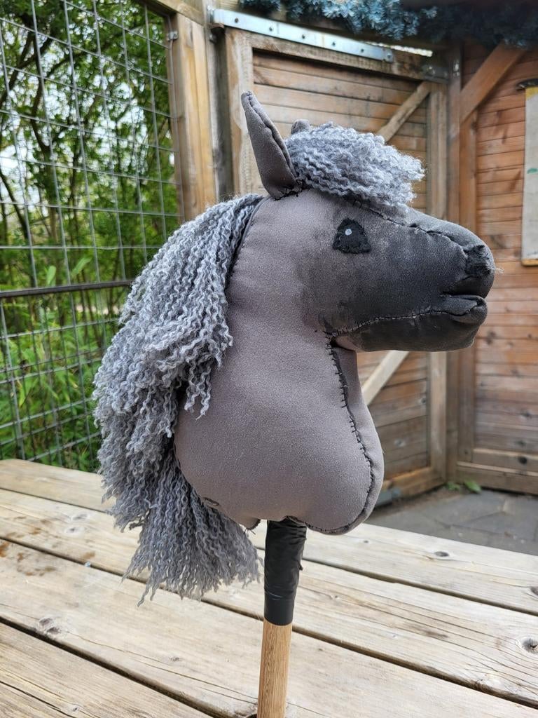 Hobbyhorse/ stokpaard grijs met grijze manen, Ophalen, Zo goed als nieuw, Jongen of Meisje