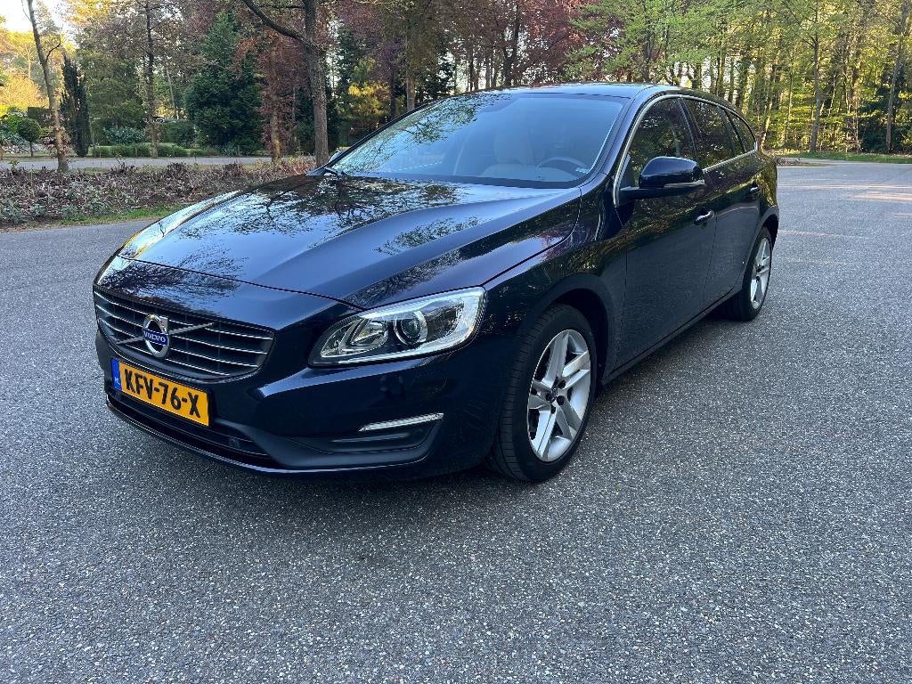 Volvo V60 1.5 T3 152PK Automaat PDC CAM LEDER NAVI ABL CRUIS, Auto's, 1498 cc, 4 cilinders, Blauw, Leder