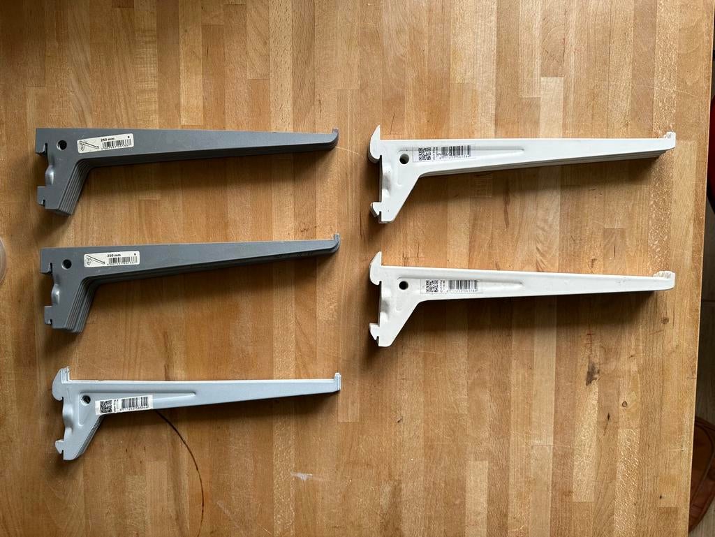 20 grijze en 9 witte plankendragers 25cm F-systeem. 55kg, Ophalen, Gebruikt