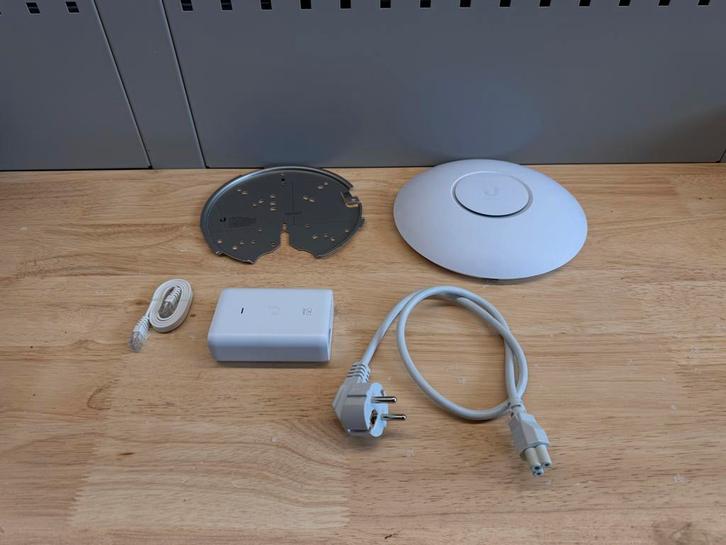 Uniquiti Unifi 6 Professional inclusief POE, Computers en Software, Accesspoints, Zo goed als nieuw, Ophalen of Verzenden
