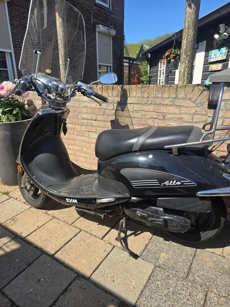 Zwarte Sym Allo Snorscooter met Windscherm en Rugsteun, Ophalen