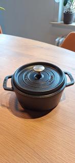 Staub cocotte 18cm nieuw in de doos, Gietijzer, Nieuw, Ophalen of Verzenden, Keramische plaat