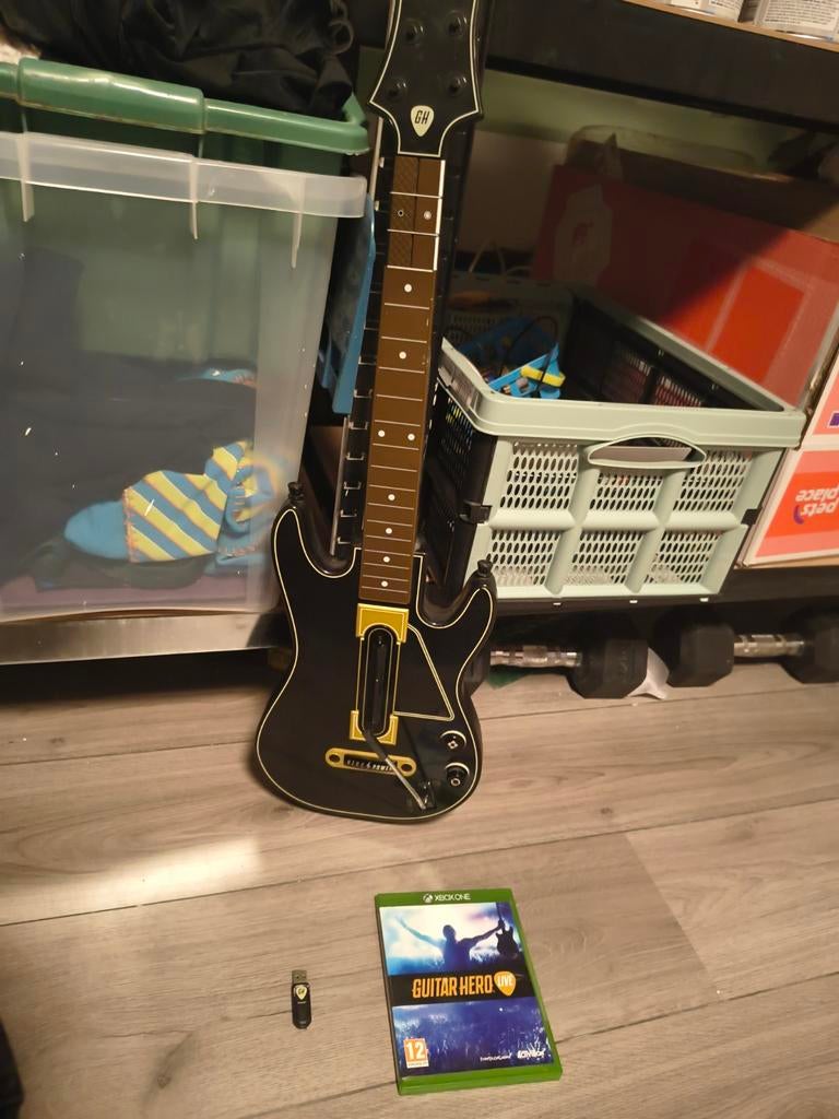 Guitar Hero Live Xbox One met dongle, Spelcomputers en Games, Games | Xbox One, Ophalen of Verzenden