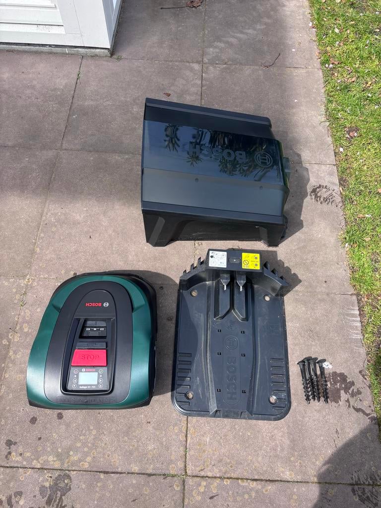 Robot grasmaaier BOSCH INDEGO M+700 met overkapping, Tuin en Terras, Robotmaaiers, Ophalen of Verzenden, Gebruikt