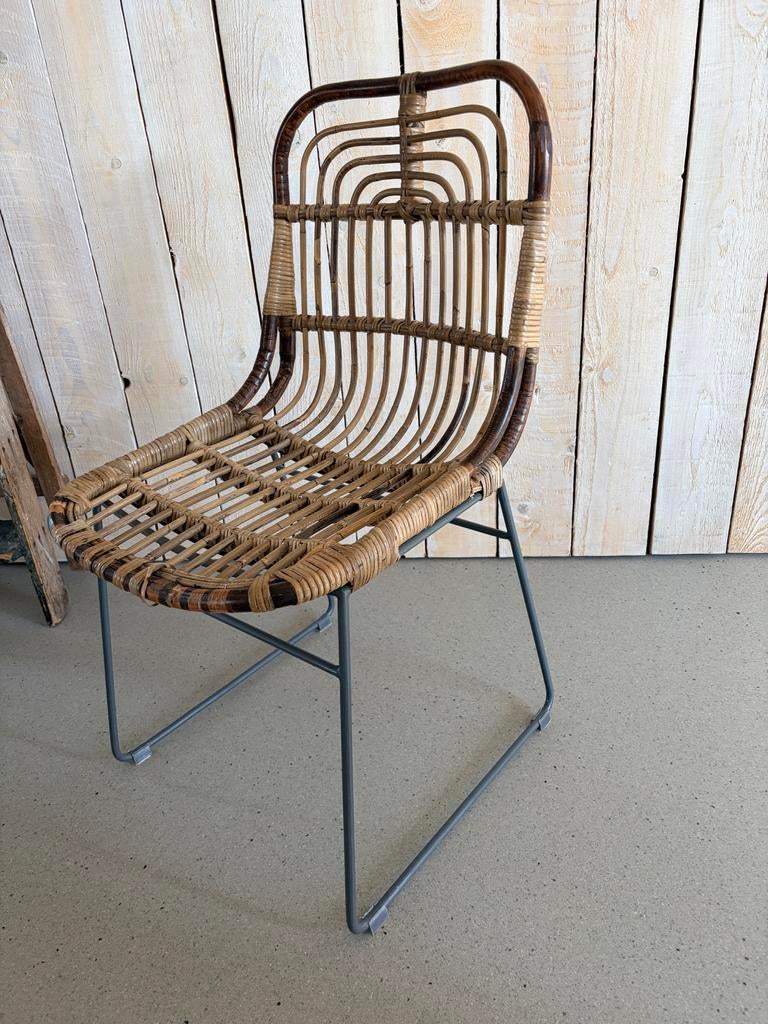 Rotan stoel met metalen onderstel - opknapper of creatief pr, Huis en Inrichting, Stoelen, Ophalen, Gebruikt, Bruin, Riet of Rotan